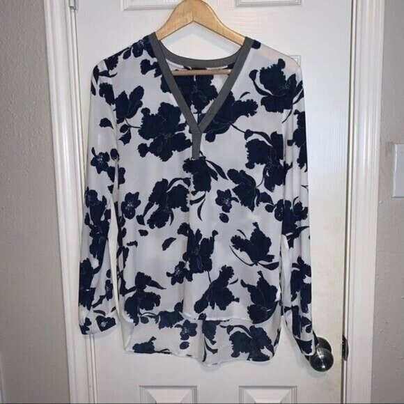 Halogen White Blue Floral Casual Long Sleeve V-Neck Pullover Blouse size Small - Picture 2 of 9